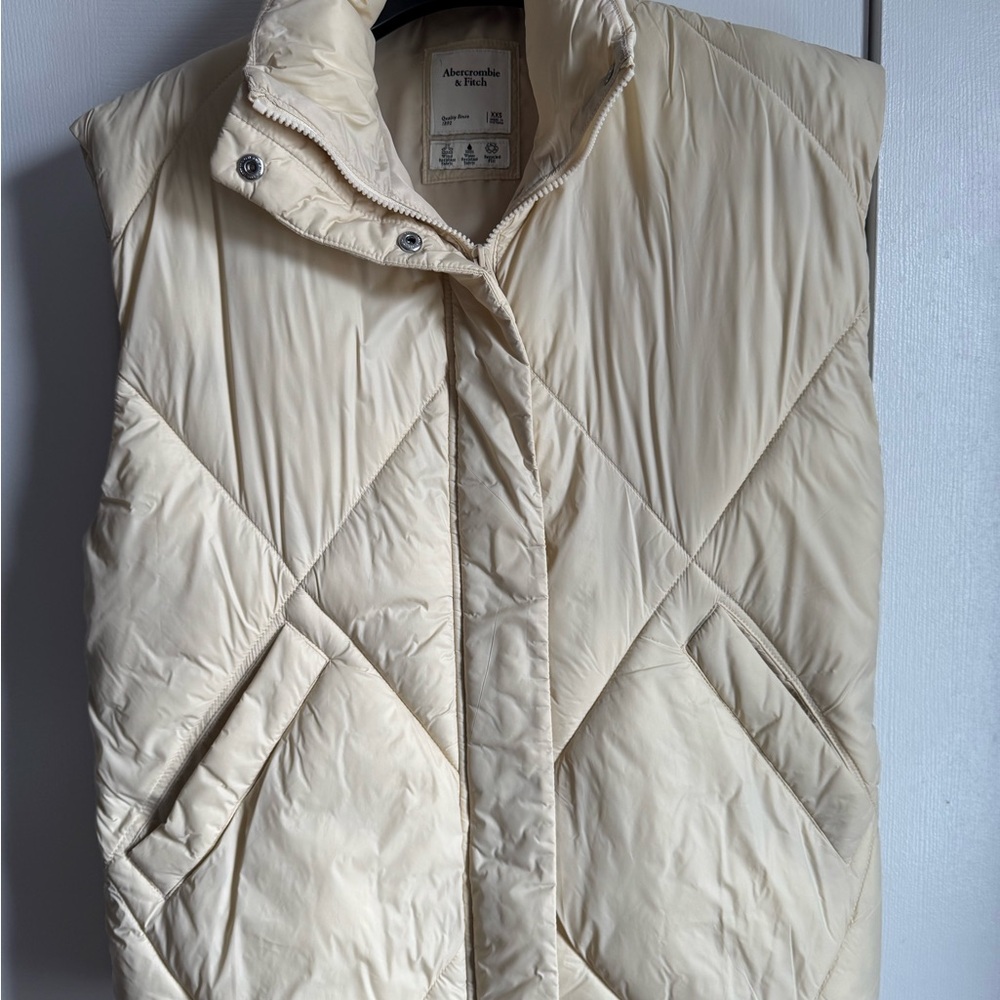 Abercrombie & Fitch Women's Cream Puffer Vest